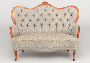 картинка Старинный диван салоне старинных вещей "Шебби" являющийся официальным дистрибьютором в России и Беларуси