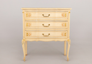 картинка Старинный комод салоне старинных вещей "Шебби" являющийся официальным дистрибьютором в России и Беларуси