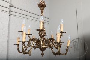 картинка Антикварная люстра, декорированная бронзовыми гроздьями винограда салоне старинных вещей "Шебби" являющийся официальным дистрибьютором в России и Беларуси