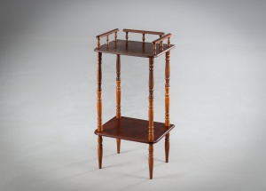 картинка Старинный английский столик из красного дерева салоне старинных вещей "Шебби" являющийся официальным дистрибьютором в России и Беларуси