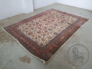 картинка Антикварный шерстяной ковер салоне старинных вещей "Шебби" являющийся официальным дистрибьютором в России и Беларуси