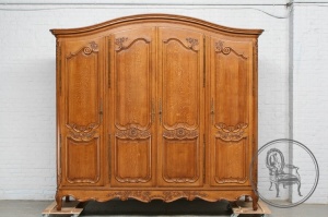 картинка Антикварный шкаф с резными цветочными букетами салоне старинных вещей "Шебби" являющийся официальным дистрибьютором в России и Беларуси