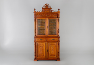 картинка Старинный посудный шкаф салоне старинных вещей "Шебби" являющийся официальным дистрибьютором в России и Беларуси