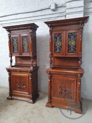 Антикварные буфеты в Мехельском стиле с витражами, декоративными элементами и сюжетной резбой код. BE4165442