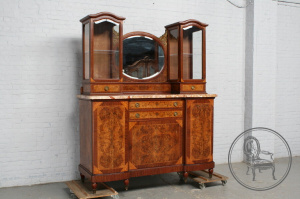 картинка Антикварный буфет с овальным зеркалом в стиле арт-деко салоне старинных вещей "Шебби" являющийся официальным дистрибьютором в России и Беларуси