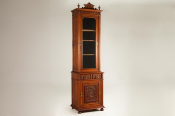 Антикварный посудный шкаф с резной короной код. RM4101690