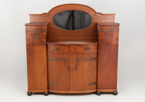 картинка Антикварный комод салоне старинных вещей "Шебби" являющийся официальным дистрибьютором в России и Беларуси