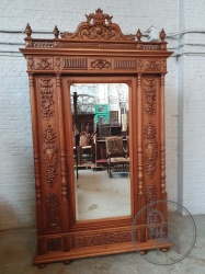Антикварный шкаф с зеркалом и объемной резьбой код. BE4139727