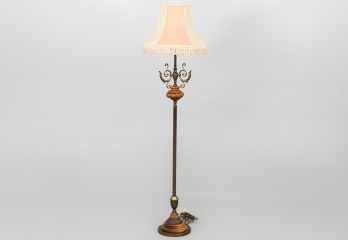 Старинный латунный торшер, украшенный деревянными декоративными вставками код. RM4101421