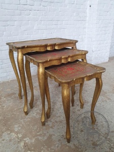 картинка Старинный набор столиков салоне старинных вещей "Шебби" являющийся официальным дистрибьютором в России и Беларуси