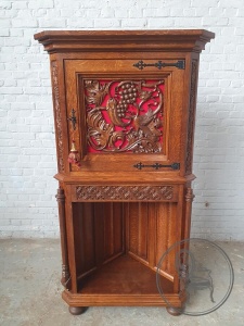 картинка Антикварный угловой шкаф с растительной резьбой салоне старинных вещей "Шебби" являющийся официальным дистрибьютором в России и Беларуси