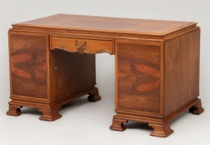 картинка Старинный письменный стол из красного дерева салоне старинных вещей "Шебби" являющийся официальным дистрибьютором в России и Беларуси