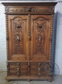 Антикварный шкаф, декорированный резьбой в охотничьей тематике код. BE4096947