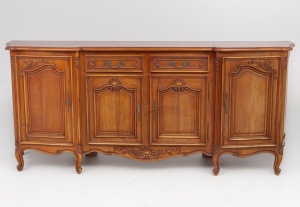 картинка Старинный комод с маркетри, декорированный рельефной орнаментальной резьбой салоне старинных вещей "Шебби" являющийся официальным дистрибьютором в России и Беларуси