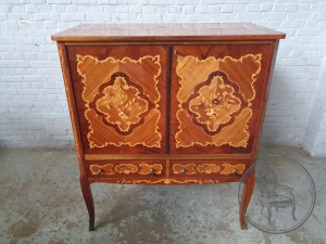 картинка Старинный комод, инкрустированный в технике маркетри салоне старинных вещей "Шебби" являющийся официальным дистрибьютором в России и Беларуси