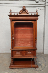 Антикварная витрина из ореха с короной в виде женской фигуры код. BE107022