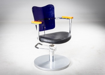 Старинное парикмахерское кресло с элементами индустриального дизайна код.&nbsp;RM4165881