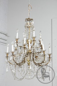 картинка Антикварная бронзовая люстра с объемными хрустальными подвесками салоне старинных вещей "Шебби" являющийся официальным дистрибьютором в России и Беларуси