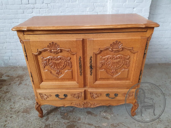 Старинный дубовый комод с флористической резьбой код. BE3259538