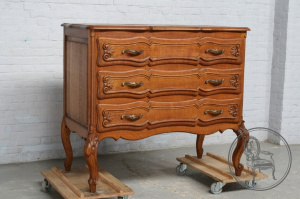 картинка Старинный комод салоне старинных вещей "Шебби" являющийся официальным дистрибьютором в России и Беларуси