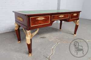 картинка Антикварный письменный стол с бронзовыми элементами салоне старинных вещей "Шебби" являющийся официальным дистрибьютором в России и Беларуси