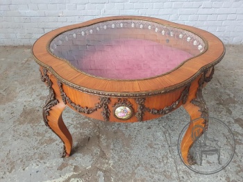 Старинный столик из красного дерева, декорированный бронзовыми венками и фарфоровыми медальонами код. BE4096739