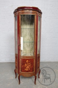 картинка Антикварная витрина с маркетри с цветочным узором салоне старинных вещей "Шебби" являющийся официальным дистрибьютором в России и Беларуси