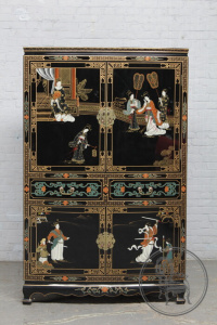 картинка Старинный комод салоне старинных вещей "Шебби" являющийся официальным дистрибьютором в России и Беларуси