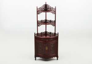 картинка Старинный угловой комод салоне старинных вещей "Шебби" являющийся официальным дистрибьютором в России и Беларуси