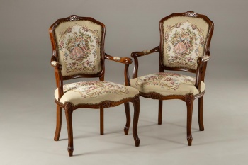 Пара старинных кресел с гобеленовой обивкой код. RM4101558