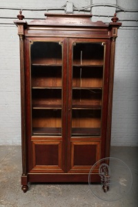 картинка Старинный книжный шкаф из красного дерева в стиле Наполеона III салоне старинных вещей "Шебби" являющийся официальным дистрибьютором в России и Беларуси