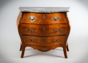 картинка Старинный комод с маркетри и мраморным верхом салоне старинных вещей "Шебби" являющийся официальным дистрибьютором в России и Беларуси