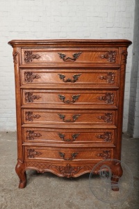 картинка Антикварный дубовый высокий комод салоне старинных вещей "Шебби" являющийся официальным дистрибьютором в России и Беларуси