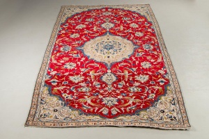 картинка Антикварный ковер с цветочным орнаментом и медальоном в центре салоне старинных вещей "Шебби" являющийся официальным дистрибьютором в России и Беларуси