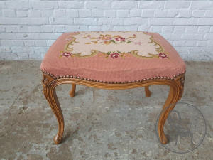 картинка Антикварная банкетка из ореха с гобеленом салоне старинных вещей "Шебби" являющийся официальным дистрибьютором в России и Беларуси