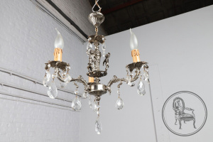 картинка Старинная люстра из посеребренной бронзы со стеклянными подвесками и с фигурами путти салоне старинных вещей "Шебби" являющийся официальным дистрибьютором в России и Беларуси