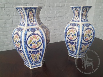 Старинные фарфоровые вазы (2 шт.), украшенные мотивами птиц и цветов код.&nbsp;BE4165673