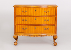 картинка Старинный комод салоне старинных вещей "Шебби" являющийся официальным дистрибьютором в России и Беларуси