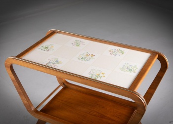 Старинный сервировочный столbr из красного дерева с керамическими плитками код.&nbsp;RM4165612