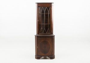 картинка Старинный угловой посудный шкаф салоне старинных вещей "Шебби" являющийся официальным дистрибьютором в России и Беларуси