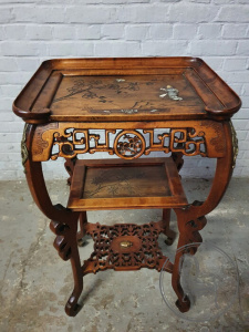 картинка Антикварный столик в стиле шинуазри, инкрустированный латунью, камнями и перламутром салоне старинных вещей "Шебби" являющийся официальным дистрибьютором в России и Беларуси