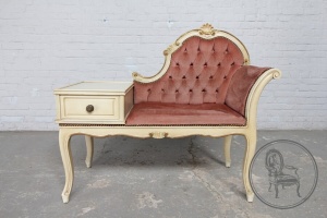 картинка Старинная скамейка с полочкой салоне старинных вещей "Шебби" являющийся официальным дистрибьютором в России и Беларуси