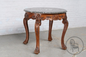 картинка Антикварный столик салоне старинных вещей "Шебби" являющийся официальным дистрибьютором в России и Беларуси