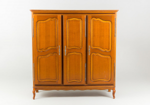 картинка Старинный шкаф салоне старинных вещей "Шебби" являющийся официальным дистрибьютором в России и Беларуси