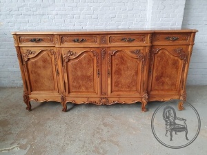 картинка Антикварный комод-дрессуар с четырьмя дверцами салоне старинных вещей "Шебби" являющийся официальным дистрибьютором в России и Беларуси