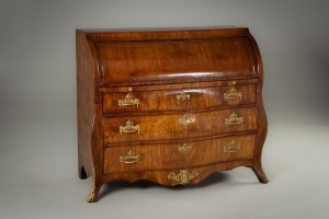 картинка Антикварный секретер с бронзовыми декоративным накладками в форме корон салоне старинных вещей "Шебби" являющийся официальным дистрибьютором в России и Беларуси