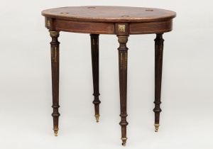 картинка Старинный столик с цветочными интарсиями и бронзовой отделкой салоне старинных вещей "Шебби" являющийся официальным дистрибьютором в России и Беларуси