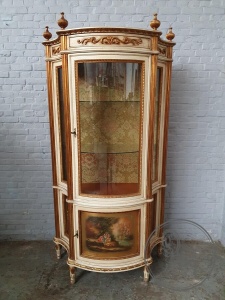 картинка Старинная расписная витрина салоне старинных вещей "Шебби" являющийся официальным дистрибьютором в России и Беларуси