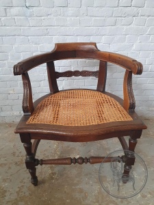 картинка Антикварное дубовое кресло с ротангом салоне старинных вещей "Шебби" являющийся официальным дистрибьютором в России и Беларуси
