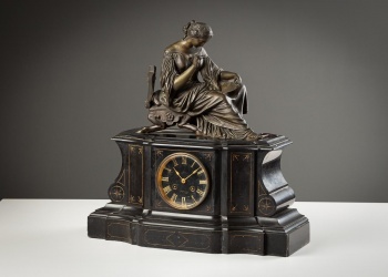 Антикварные настольные часы из мрамора с бронзовой фигурой - аллегорей Поэзии код.&nbsp;RM4122457